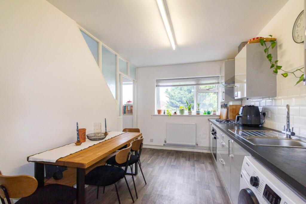 Apartment in Southend-on-Sea - More