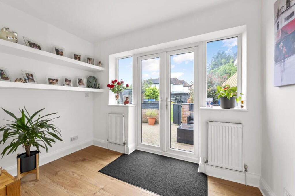 House in London, Cottenham Park, Raynes Park - View 4