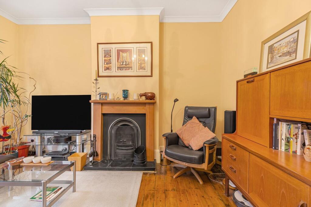 House in Spelthorne, Ashford - More
