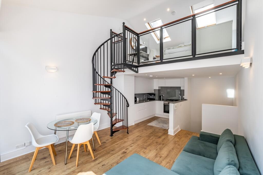 2 bedroom mews property for rent