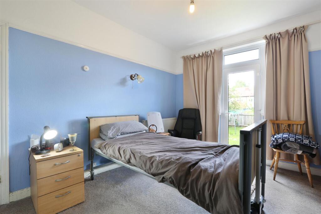 Apartment in Morden, Merton Park - More