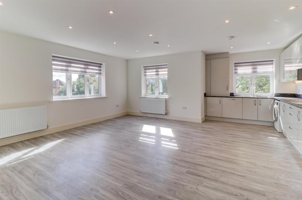 Main image of property: Warwick Road, Coventry, CV3 6AG