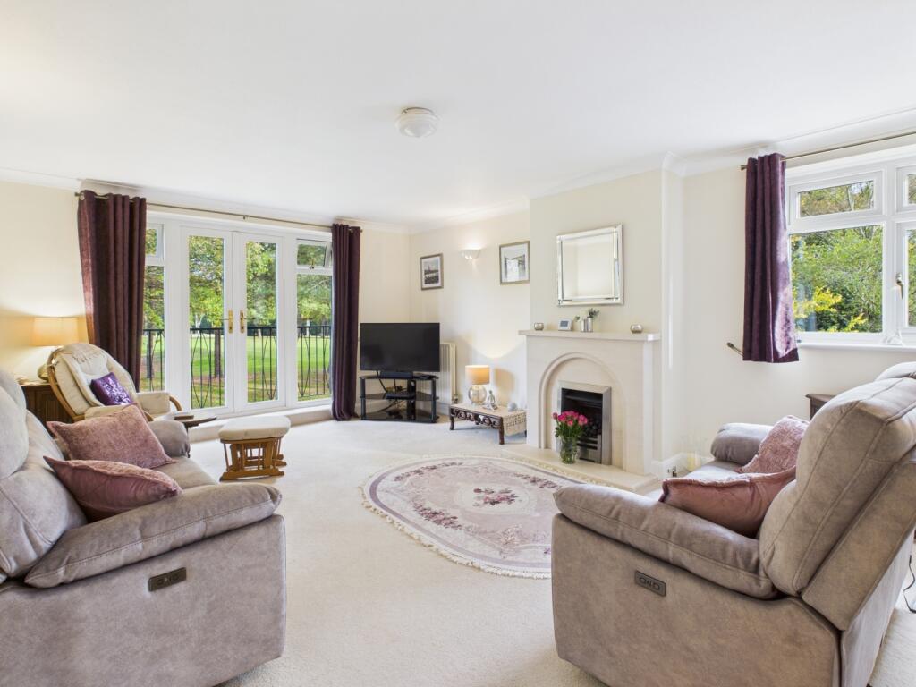 35, Park Lawn, Farnham Royal, Buckinghamshire, SL2 photo 2