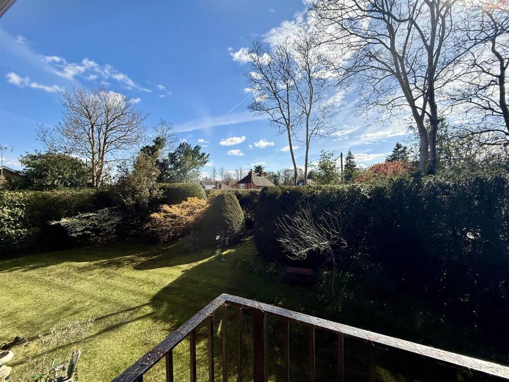 Campbell Close, Yateley photo 2
