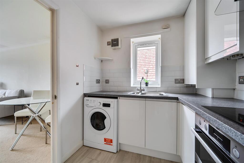Apartment in Slough, Windsor and Maidenhead - View 4