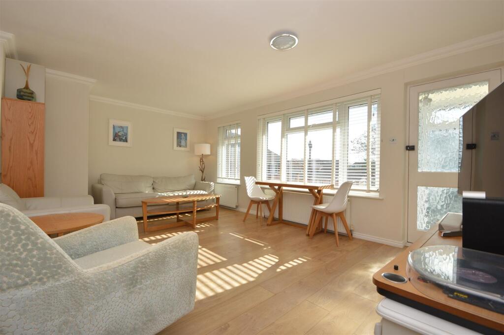 26, Dove Close photo 2