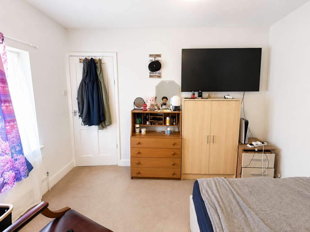 House in Woking, Sheerwater - More