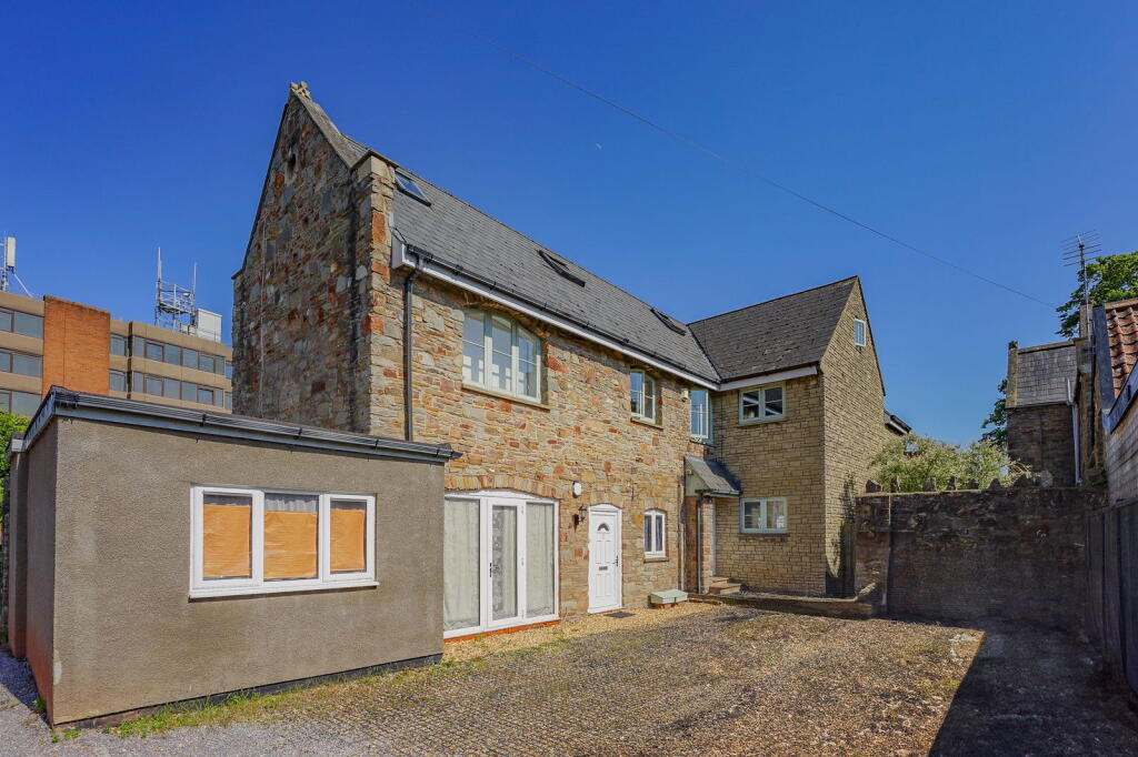 2-bed flat on Christchurch Close with parking and no onward chain., £199,950