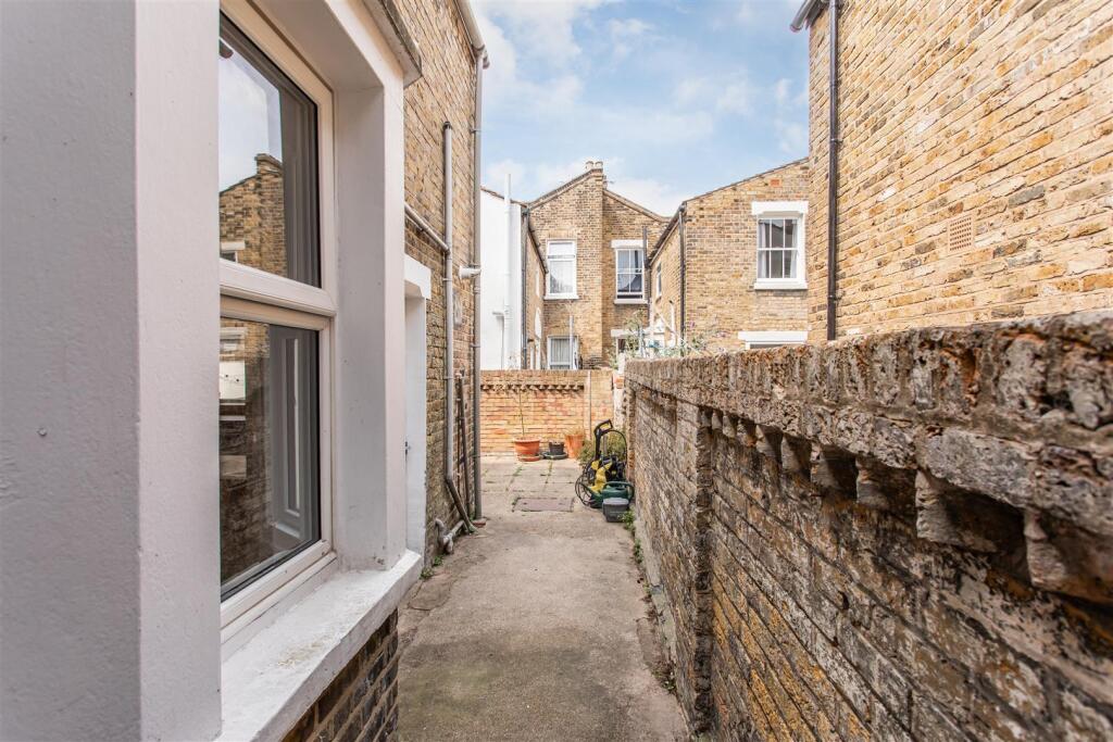 House in London, Old Ford, Mile End - More