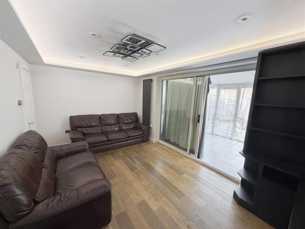 House in London, Hounslow West - View 2