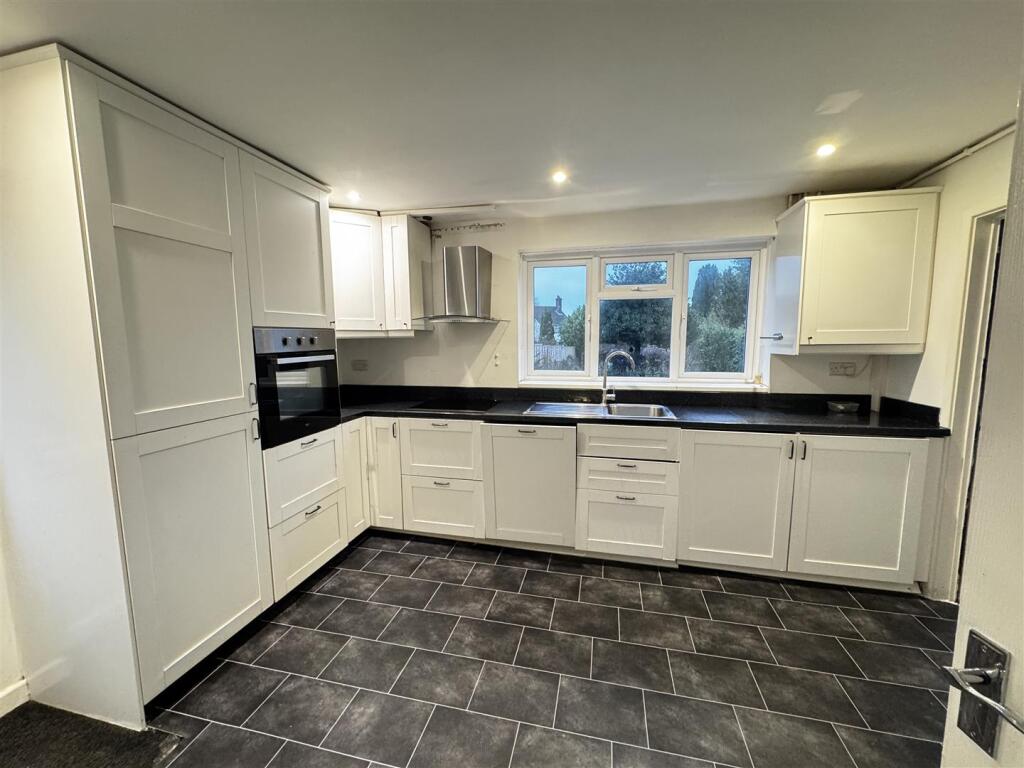 Spinney Crescent, Dunstable photo 2