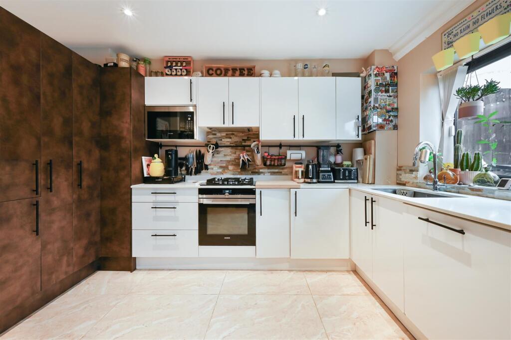 Walpole Road, Colliers Wood photo 2