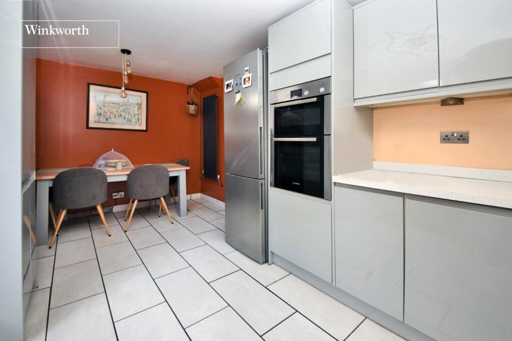 House in Sutton - More