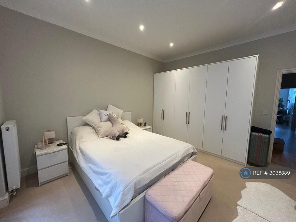 Apartment in Watford - View 5