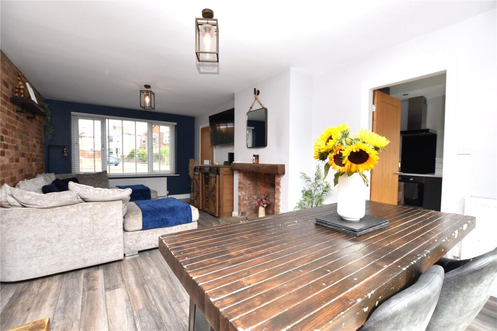 House in Kirklees, Hanging Heaton - View 3