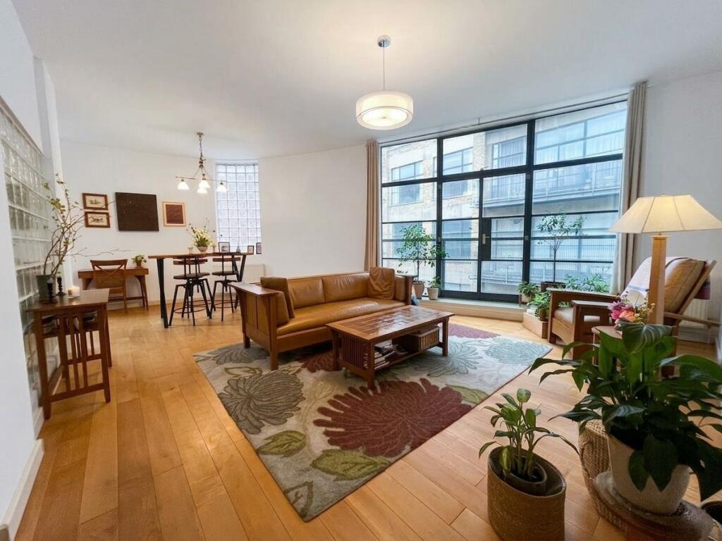 Main image of property: Commercial Street, London, E1 6NQ