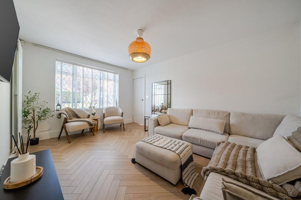 House in Wilmslow, Oak Green - More