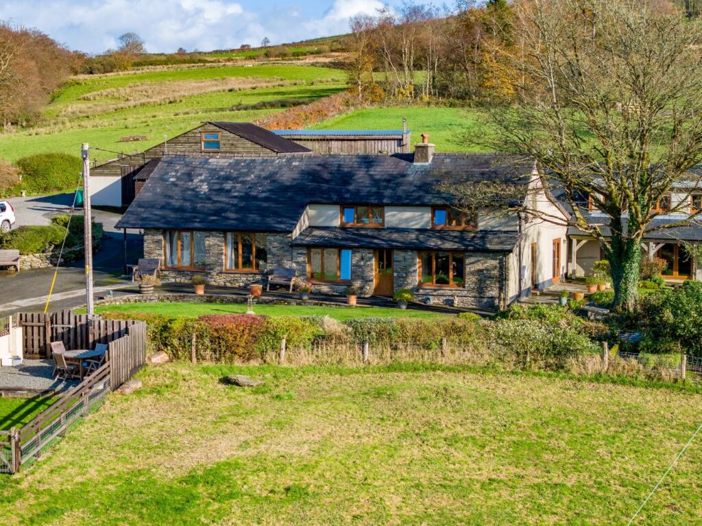 House in Swansea, Llanybydder - View 2