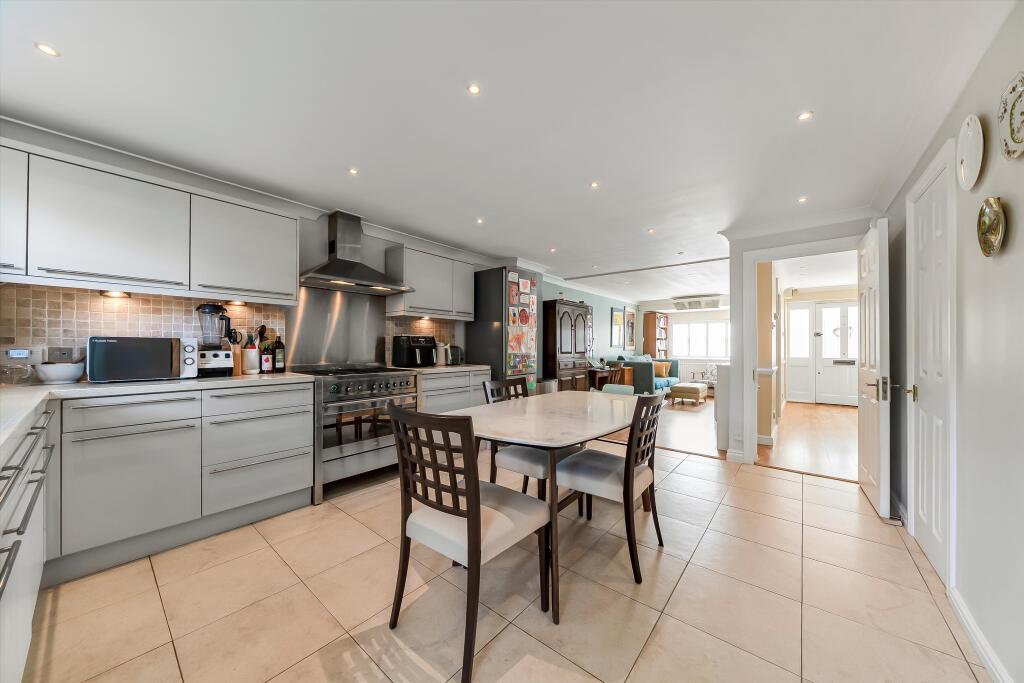 House in London, Royal Borough of Kingston upon Thames - More