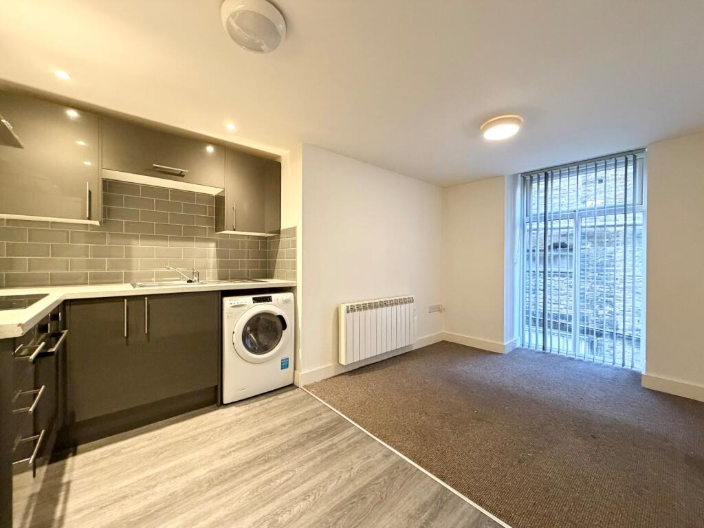 Apartment in Calderdale, Well Head, Boothtown - View 3