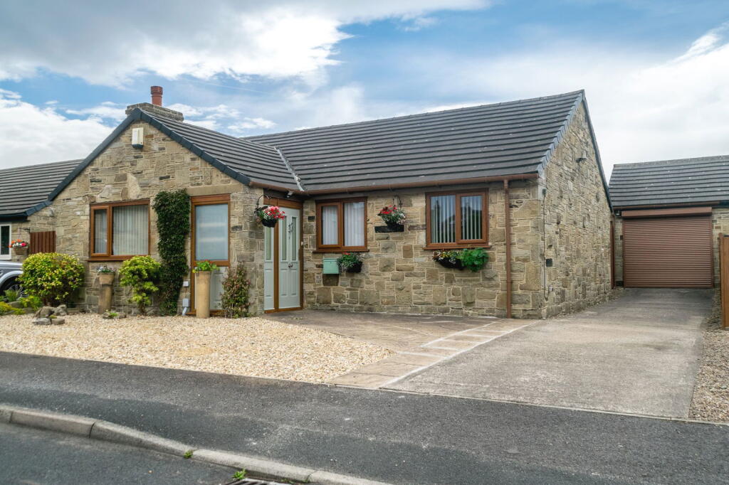 3-bed detached on Summerfield Grove, Lepton, HD8, £350,000