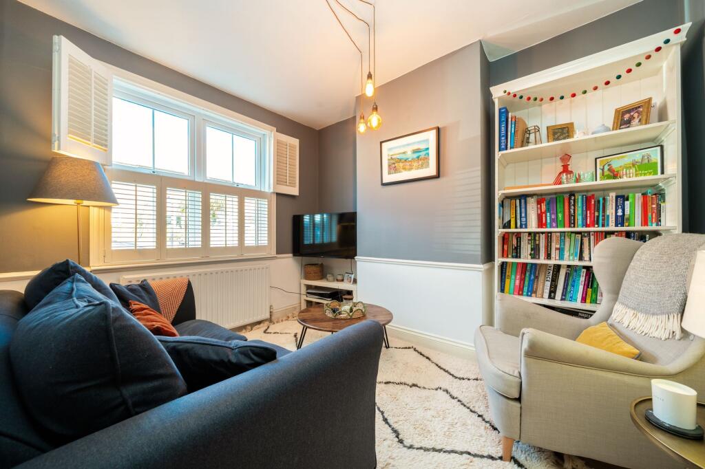 House in London, Worton - View 2