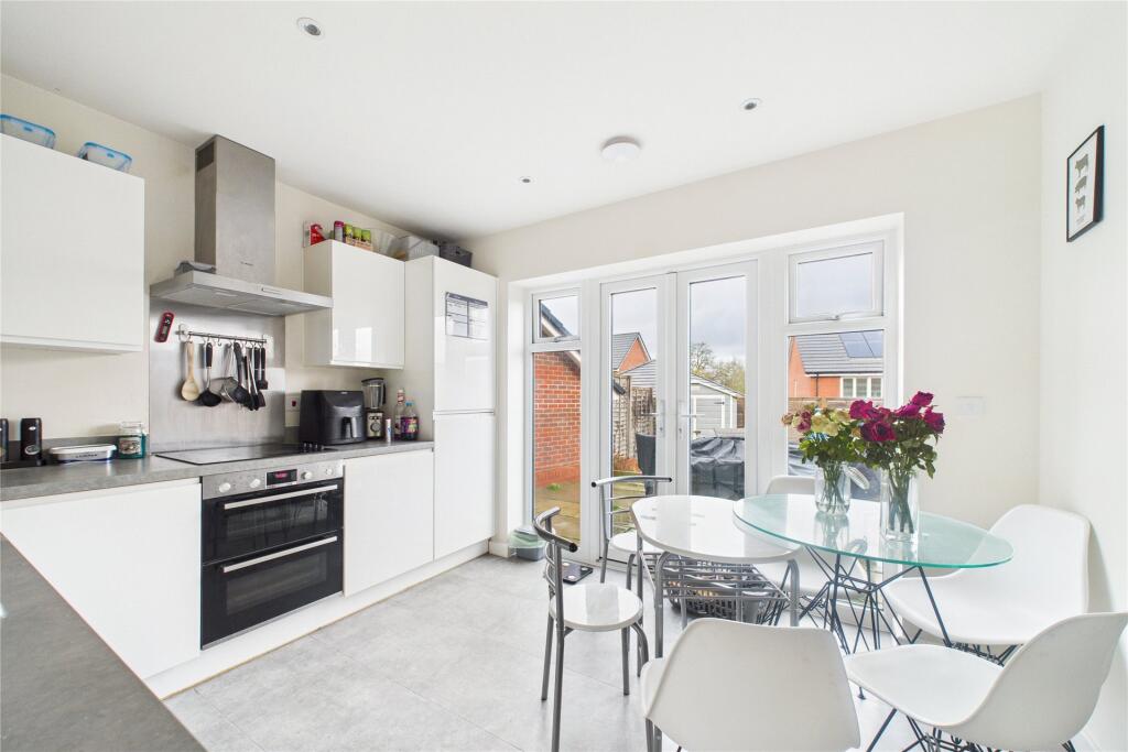 Porthcawl Drive, Binfield, Bracknell, Berkshire, RG42 photo 3