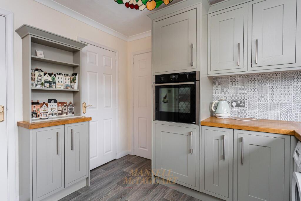 Longbridge Road, Horley, RH6 photo 4