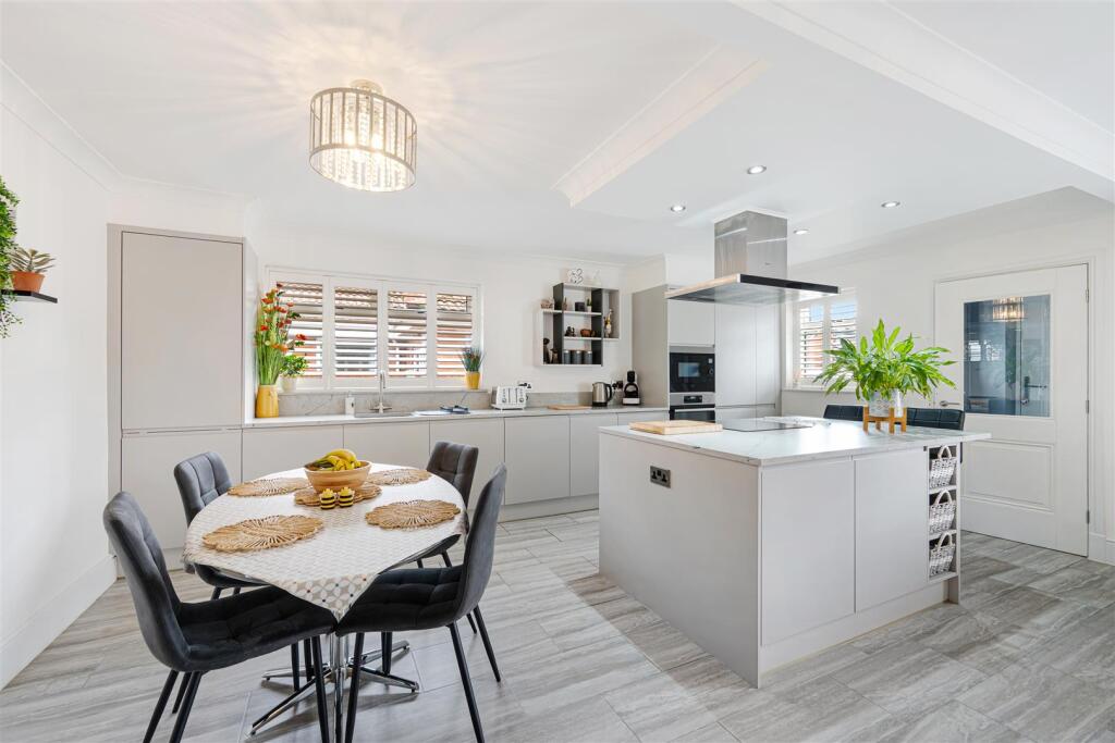 Renovated & extended bungalow, Hale photo 4