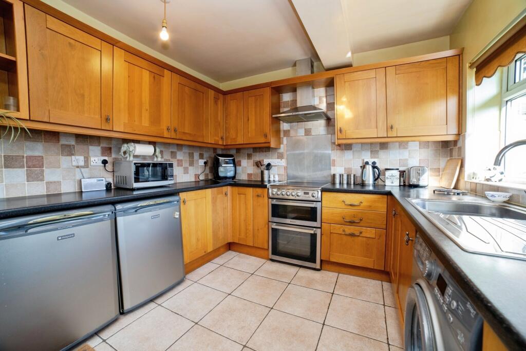 House in Mansfield, Nottinghamshire - View 4