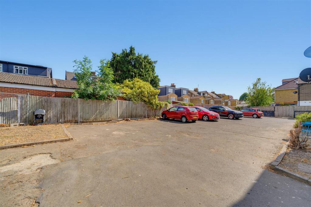 Apartment in London, West Ealing, Hanwell - More