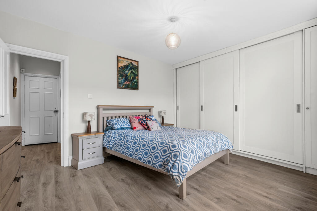Apartment in Kingston upon Thames - More