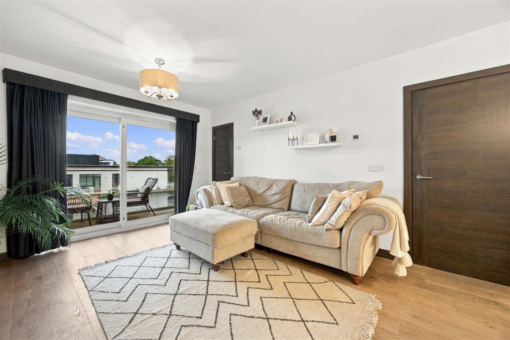 Apartment in Denham Green, Denham - More