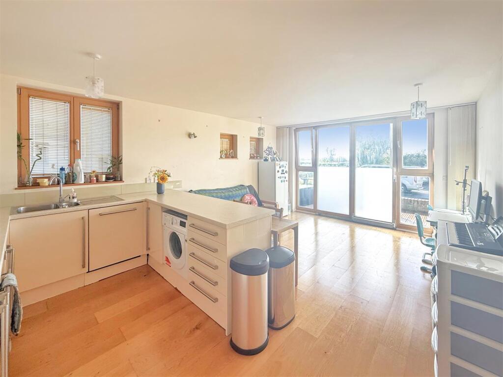 Apartment in Weymouth and Portland, Overcombe - View 3
