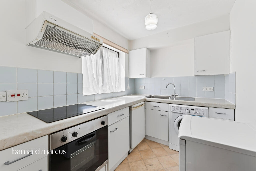 Apartment in Epsom and Ewell, Cuddington, Stoneleigh - View 4