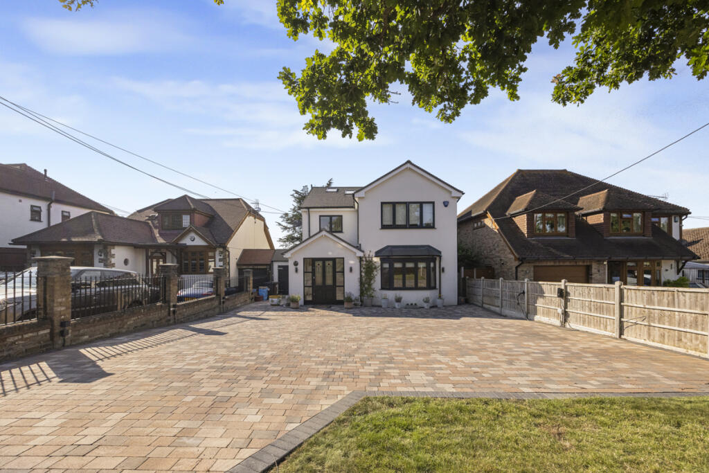 5 bedroom detached house at Nags Head Lane, Brentwood, London, CM14 — photo 2
