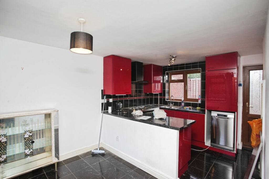 House in Nuneaton and Bedworth, Warwickshire - More
