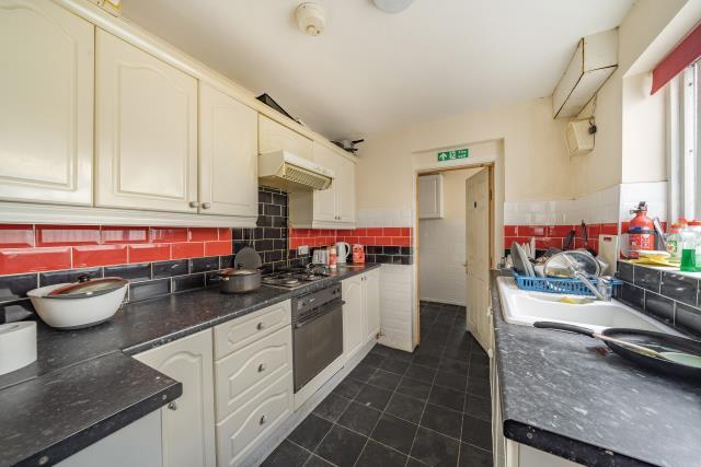 House in High Wycombe, Castlefield - View 4