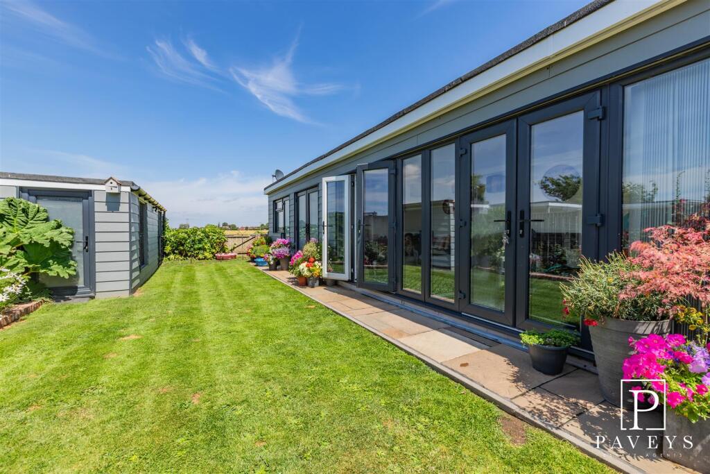 Little Clacton Road, Great Holland, Frinton-On-Sea photo 2