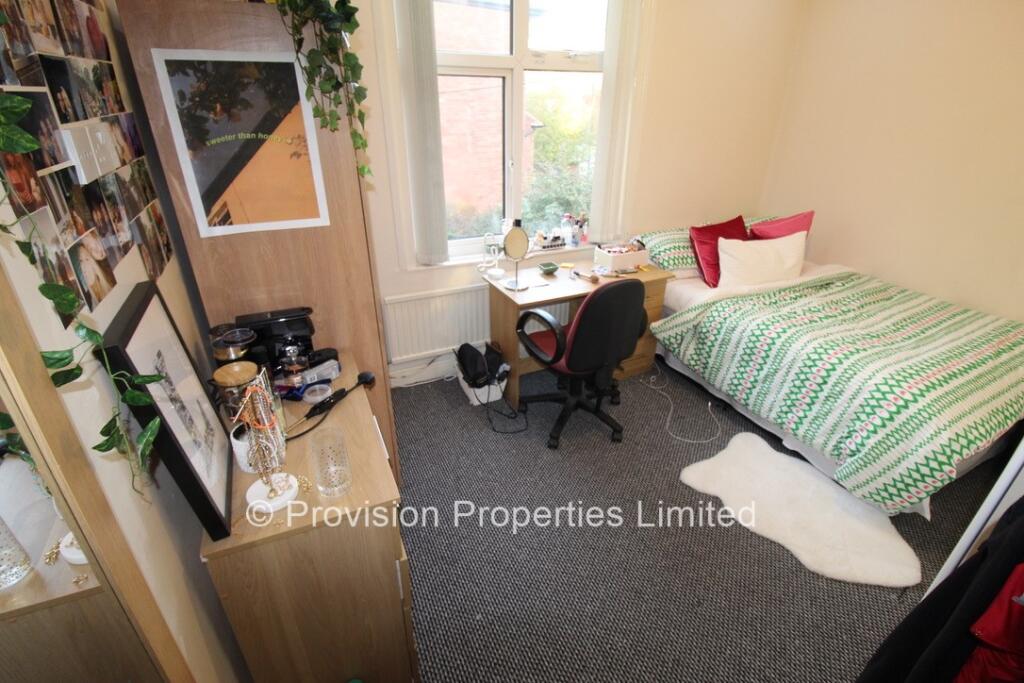 8 bedroom semi-detached house for rent