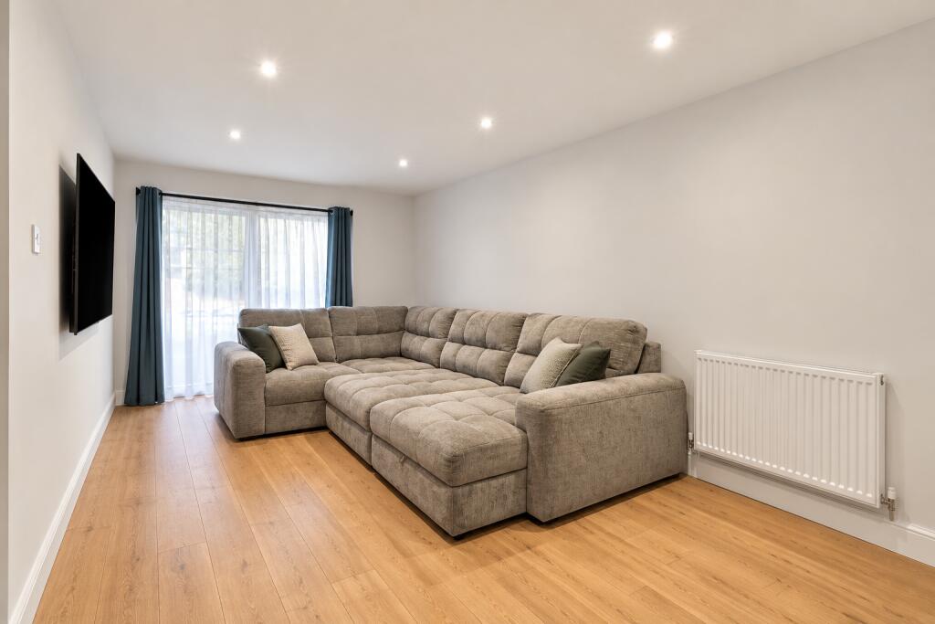 Lakeside Place, London Colney, St. Albans, Hertfordshire, AL2 photo 2