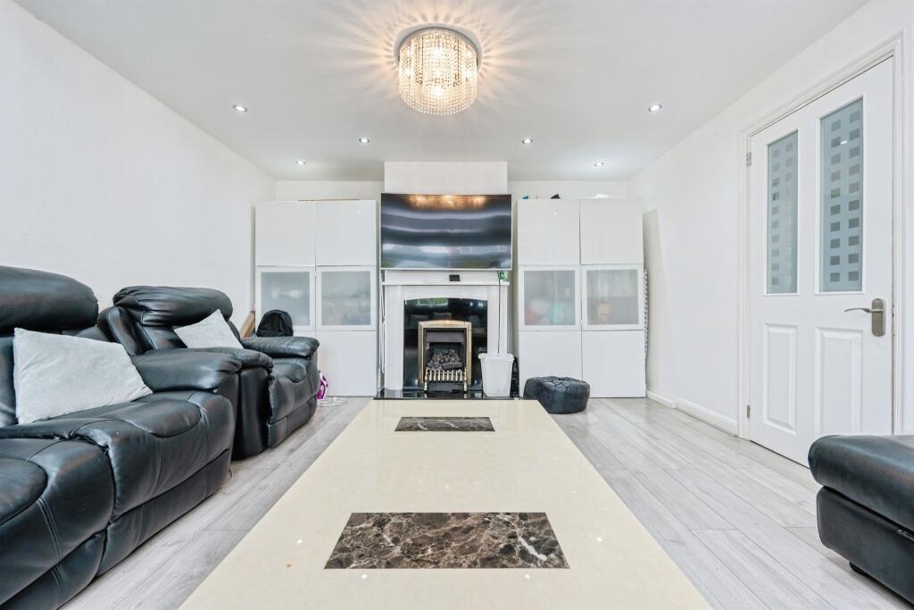 House in Houghton Regis, Central Bedfordshire - View 4