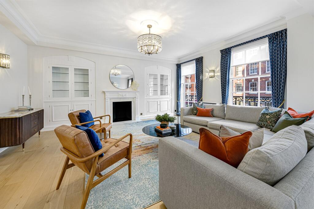Main image of property: 4 bedroom 1st Floor Flat in Grosvenor Square