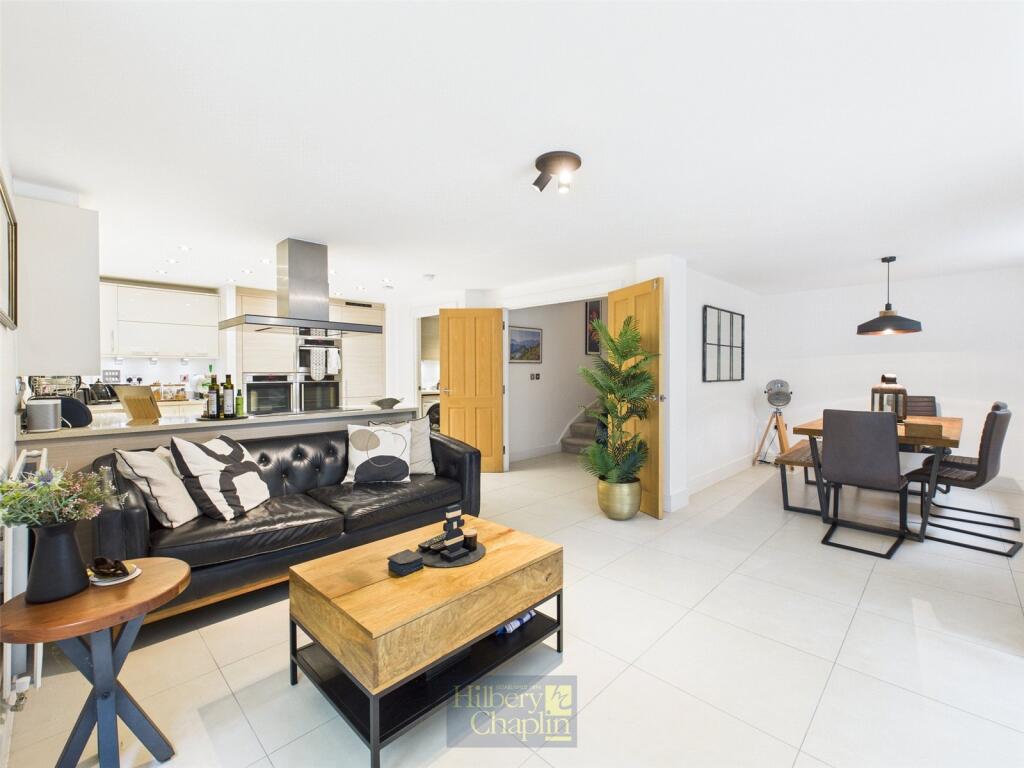 Magnolia Crescent, Great Warley, Brentwood, Essex, CM13 photo 3