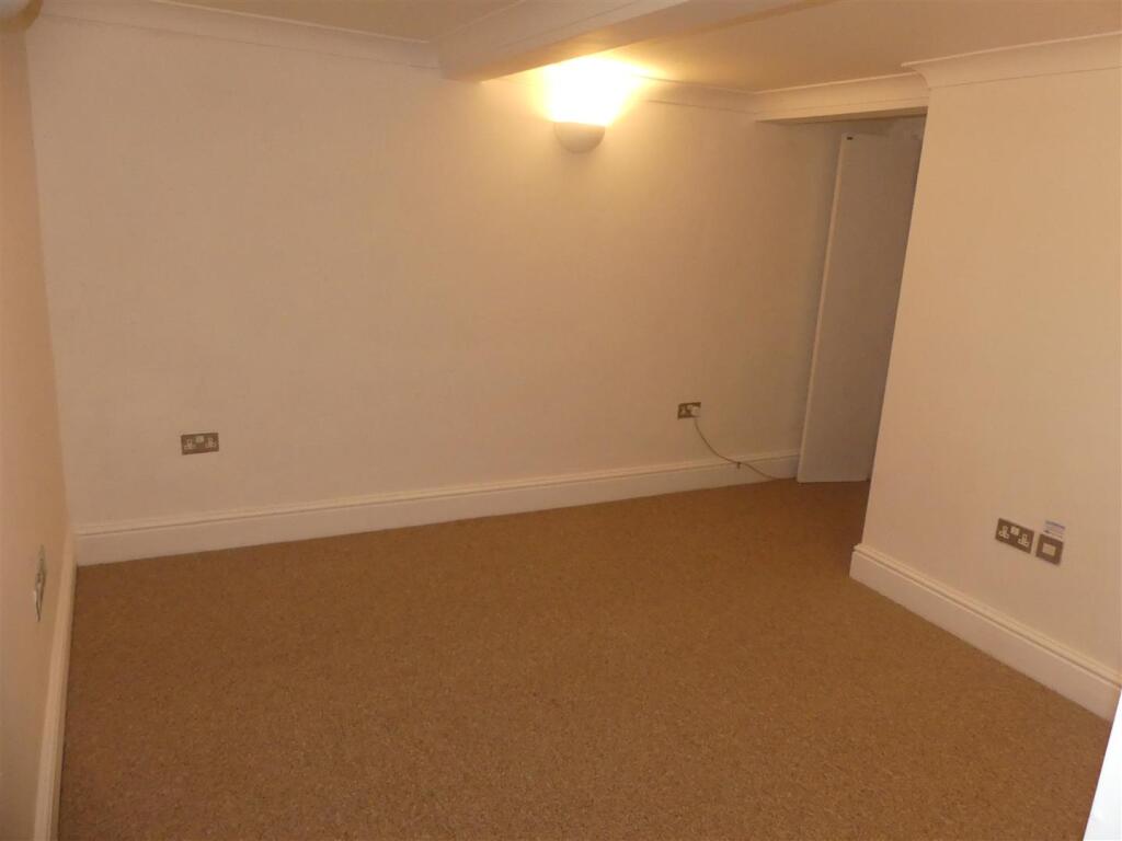 House in Southampton - More