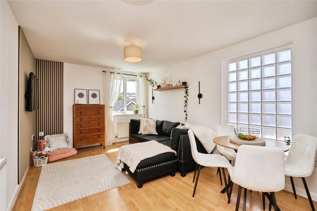 Main image of property: Charnwood House, 48a Monkton St, Ryde, Isle Of Wight, PO33