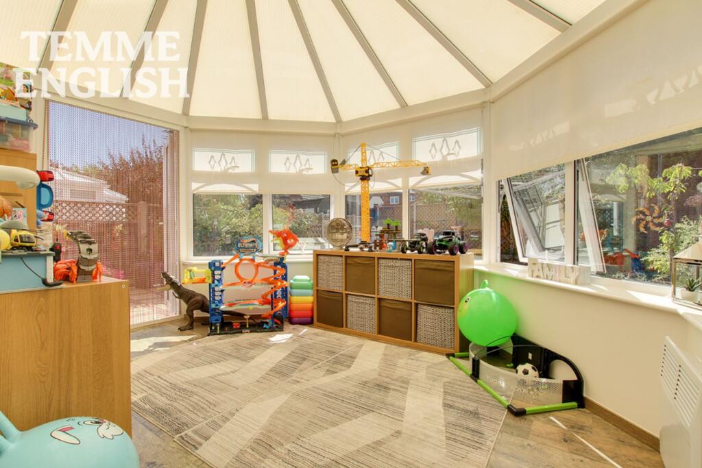 House in Southend-on-Sea - More