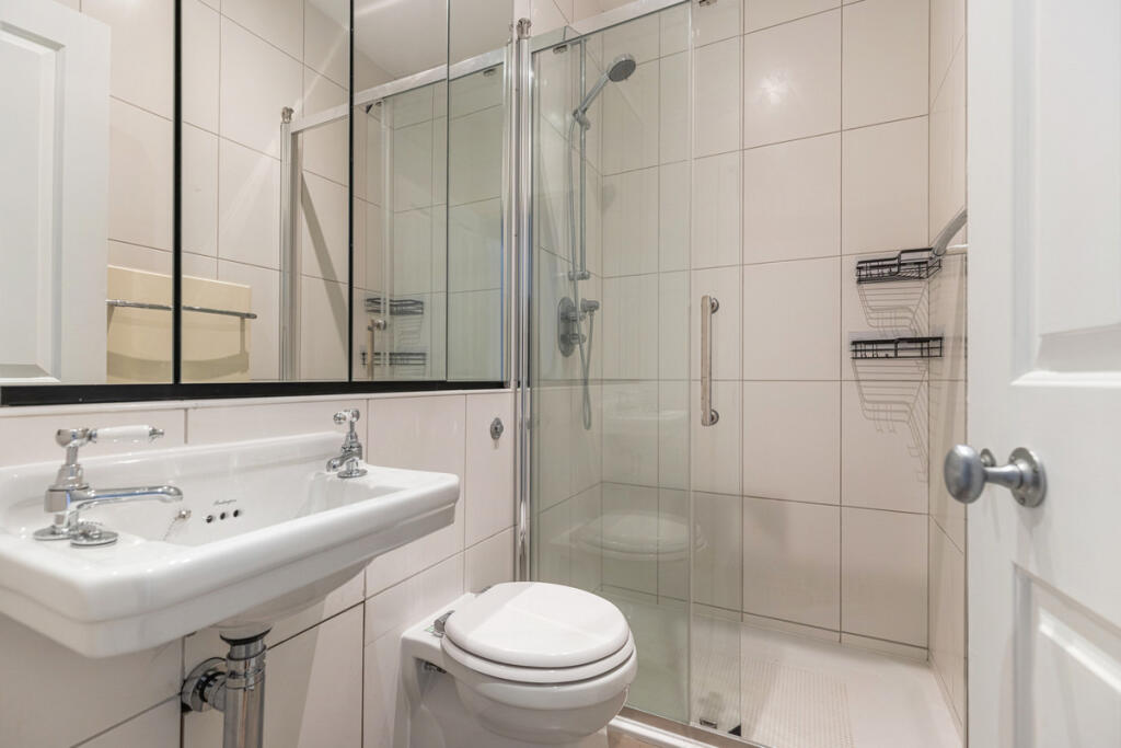 Apartment in London, Lot's Village, Chelsea - More