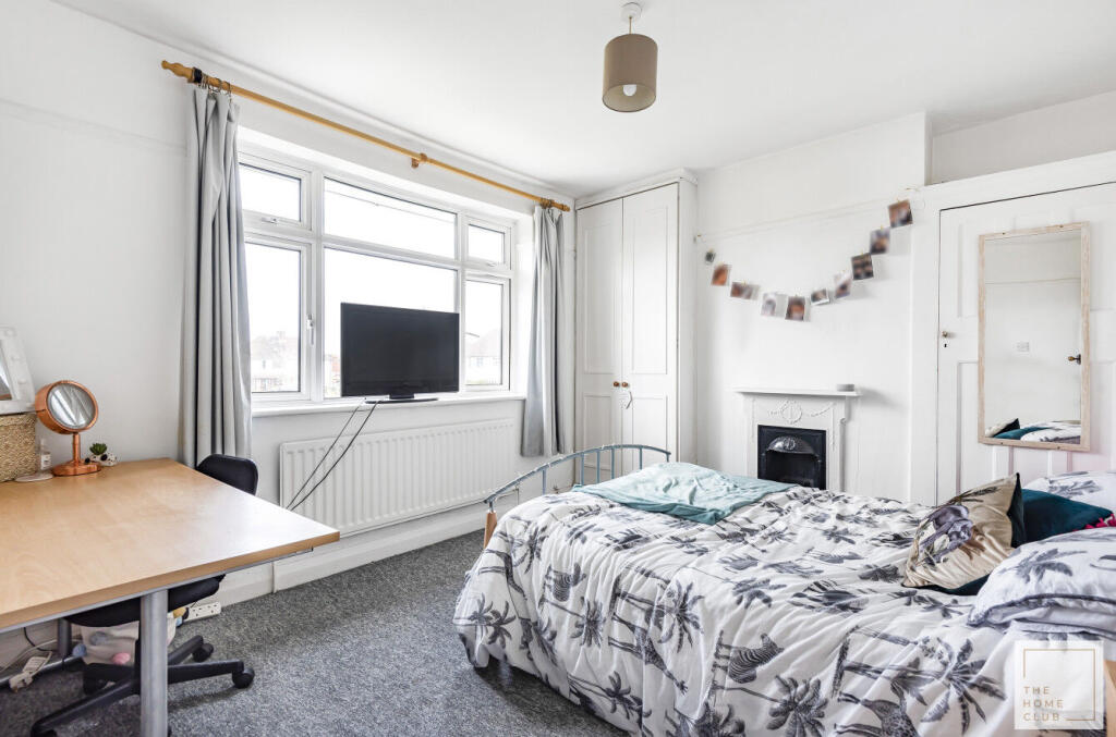 House in Guildford, Woodbridge Hill - View 5
