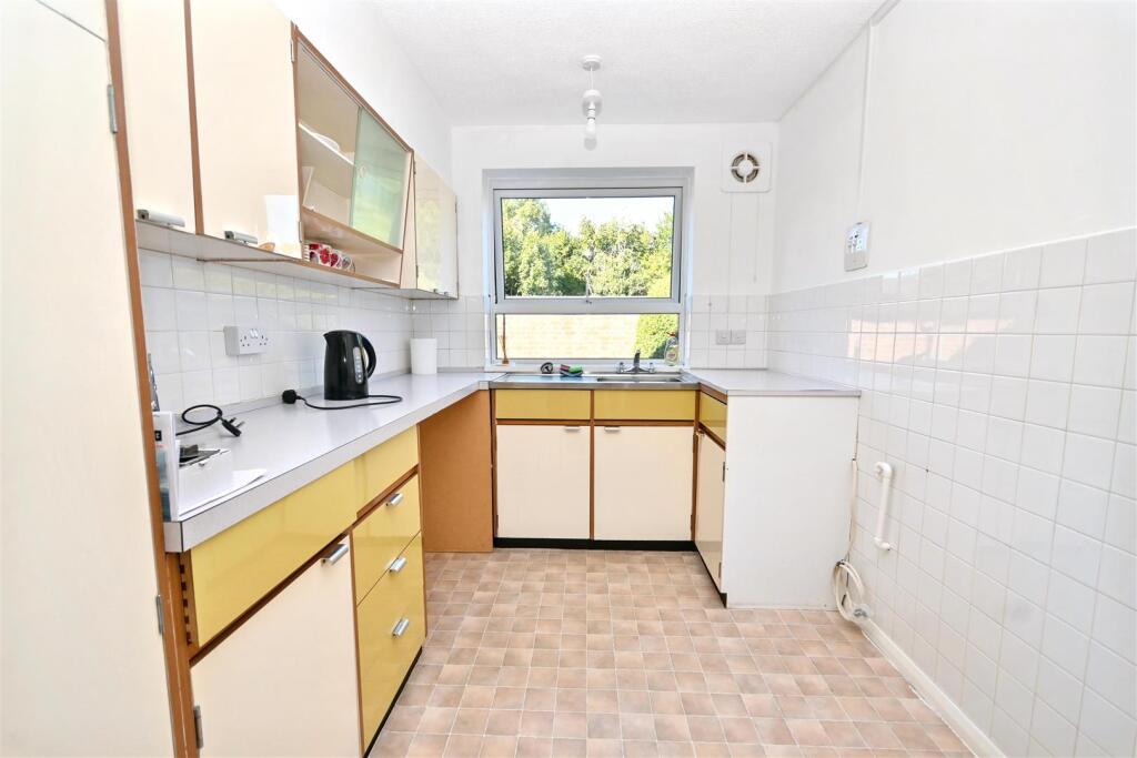 Apartment in Eastbourne, Ratton Village - View 4